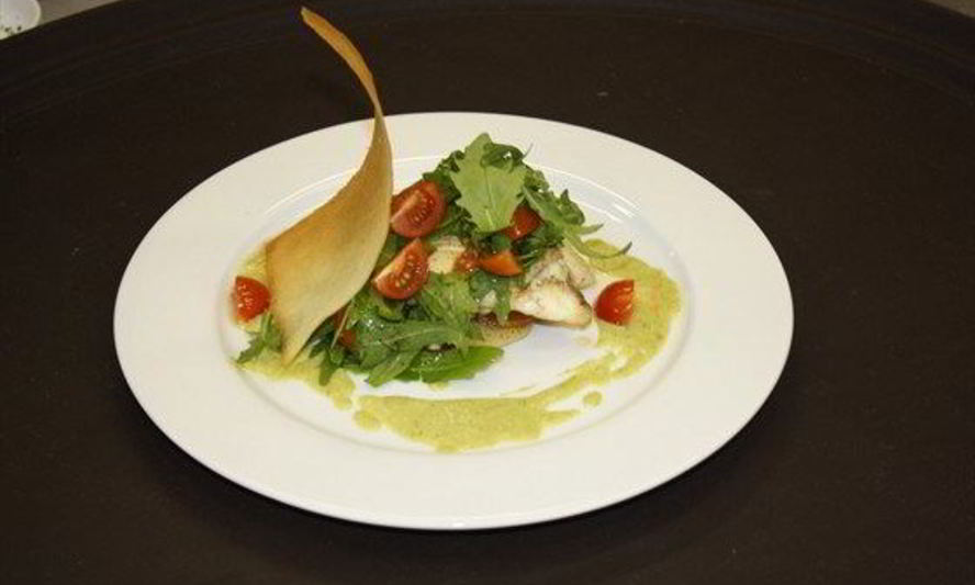 Рецепт камбалы с картофелем, рукколой, помидорами черри и кремом из спаржи и пастернака