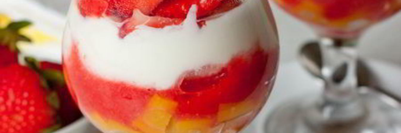 Клубнично-персиковый десерт со сливочным кремом