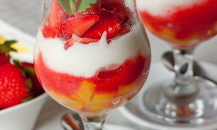 Рецепт клубнично-персикового десерт со сливочным кремом