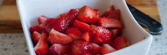 клубнично-персиковый десерт со сливочным кремом