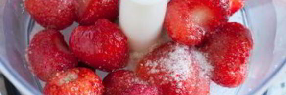 клубнично-персиковый десерт со сливочным кремом