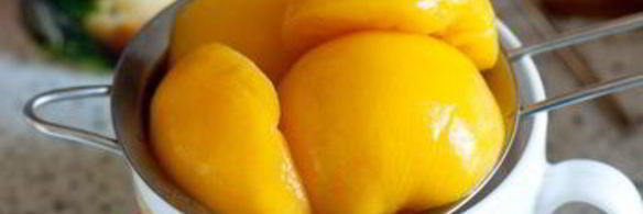 клубнично-персиковый десерт со сливочным кремом