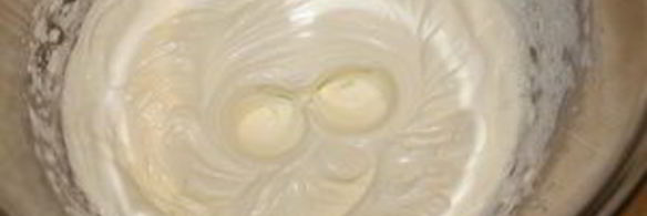 клубнично-персиковый десерт со сливочным кремом