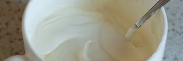 клубнично-персиковый десерт со сливочным кремом