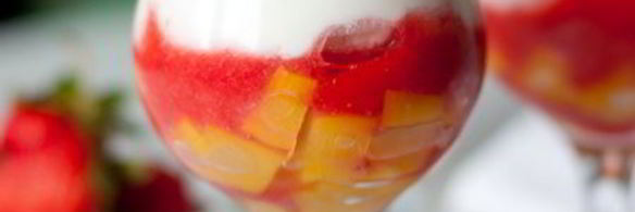 клубнично-персиковый десерт со сливочным кремом