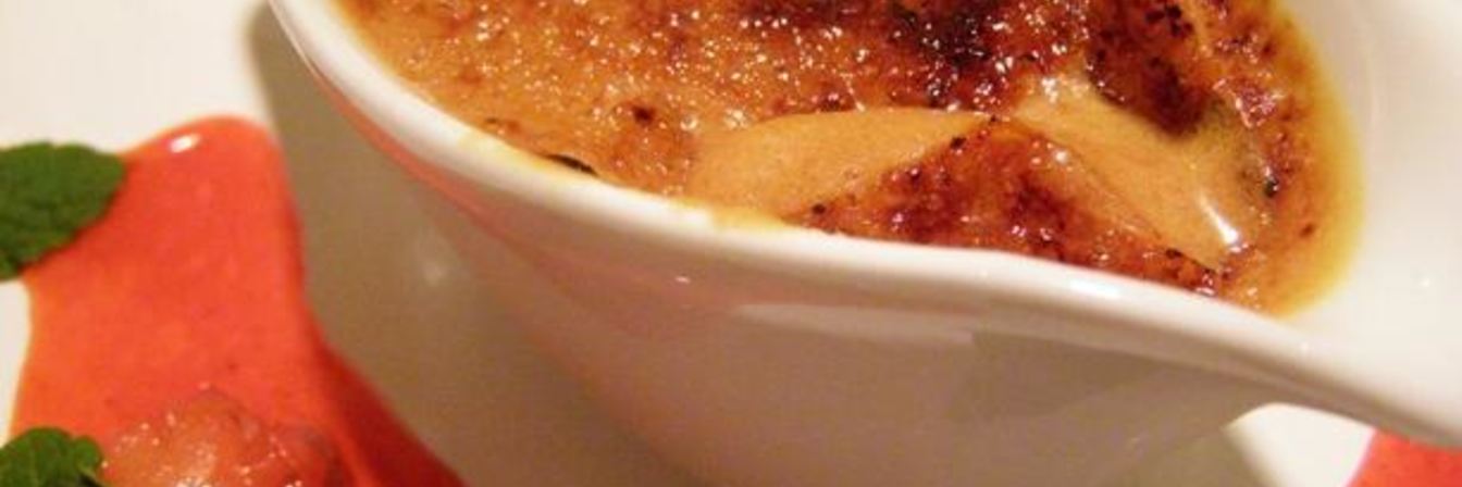 Крем-брюле с малиново-клубничным соусом