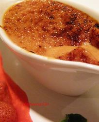 Крем-брюле с малиново-клубничным соусом