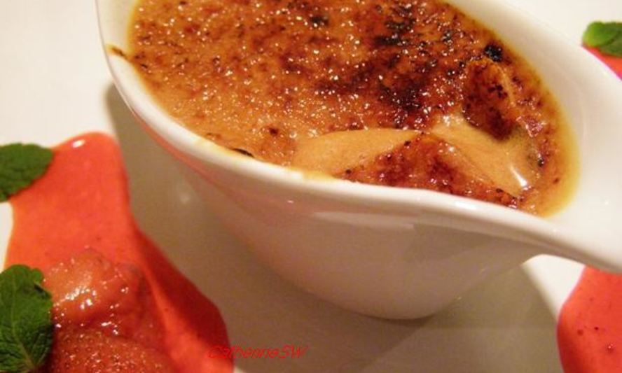 Рецепт крем-брюле с малиново-клубничным соусом