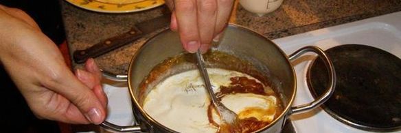 крем-брюле с малиново-клубничным соусом