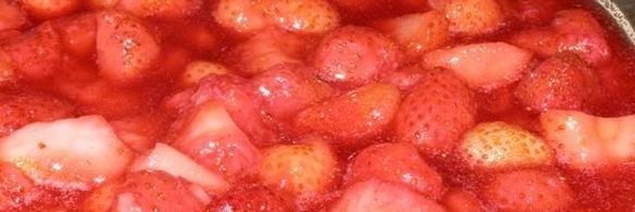 крем-брюле с малиново-клубничным соусом