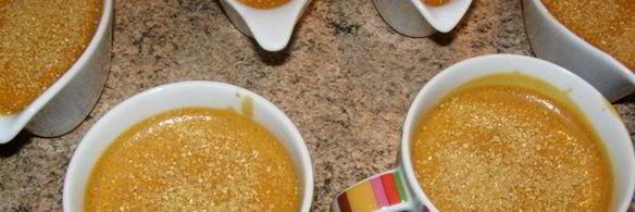 крем-брюле с малиново-клубничным соусом