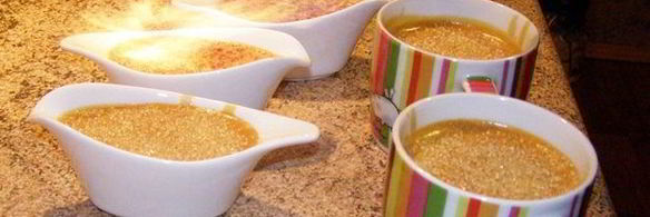 крем-брюле с малиново-клубничным соусом