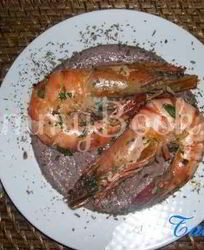 Креветки королевские под кремом из фасоли и оливок