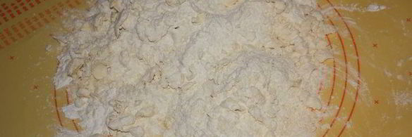 кростатине с кремом, яблоками и розмарином