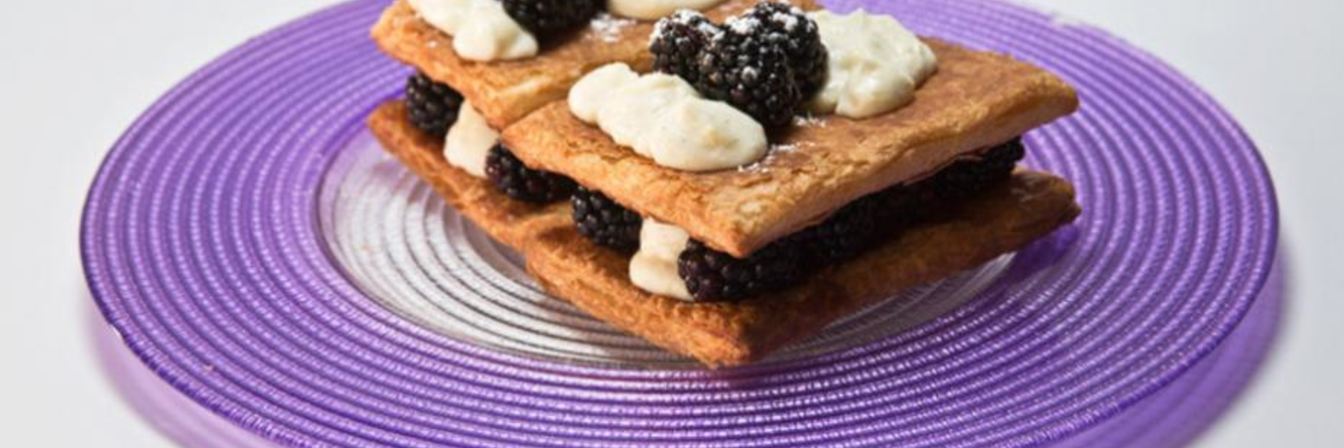 Мильфей с ежевикой и кремом из козьего сыра