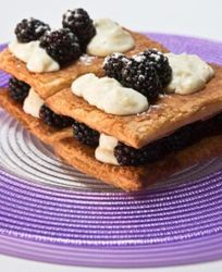 Мильфей с ежевикой и кремом из козьего сыра