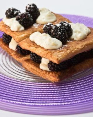 Мильфей с ежевикой и кремом из козьего сыра