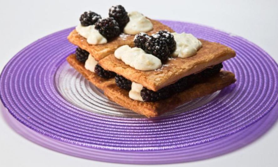 Рецепт мильфея с ежевикой и кремом из козьего сыра