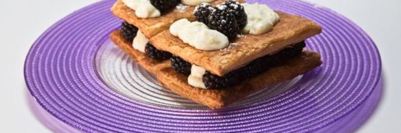 мильфей с ежевикой и кремом из козьего сыра