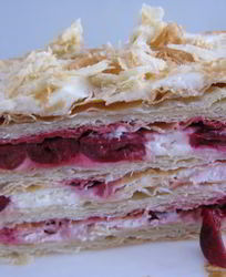 Мильфей с вишнями и сливочным кремом