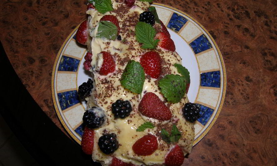 Рецепт нежного рулета со сметанным кремом и ягодами