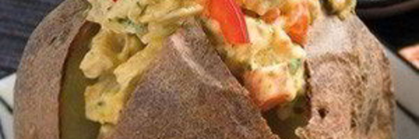 Печеный картофель на гриле с кремом из авокадо