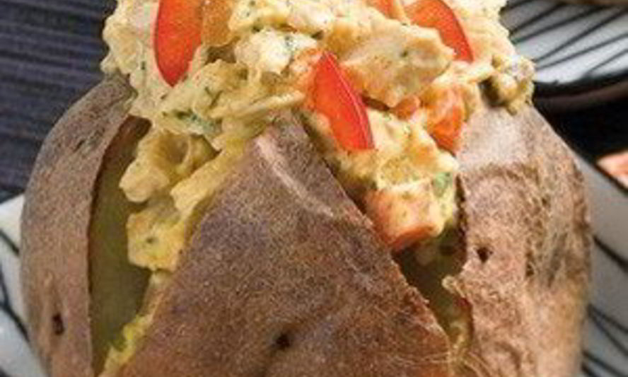 Рецепт печеного картофеля на гриле с кремом из авокадо