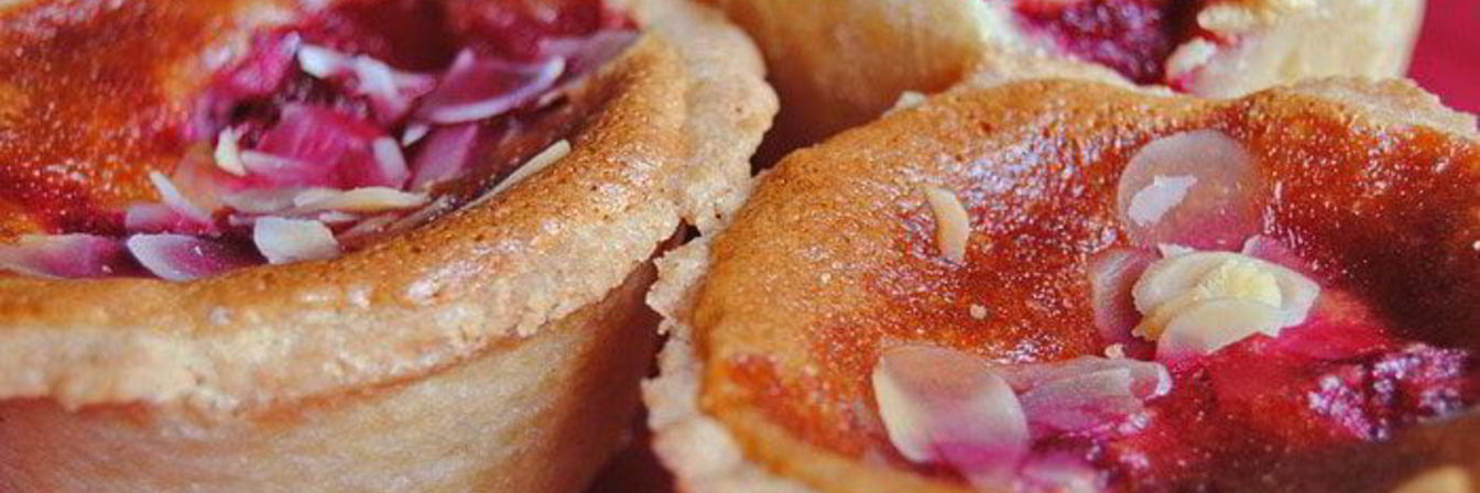 Песочные корзиночки с кремом и малиной