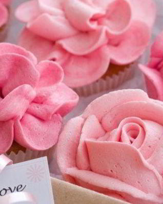 Розовый сливочный крем