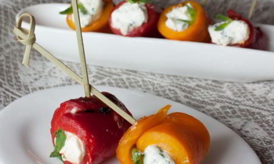 Рецепт рулетиков из печеного перца с сырным кремом