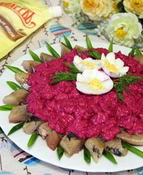 Сельдь под свекольным крем-соусом