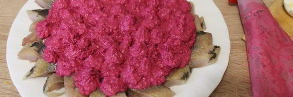 сельдь под свекольным крем-соусом