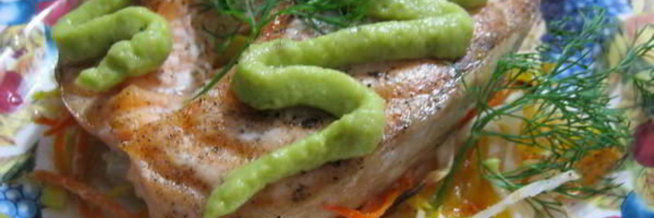 Семга на овощной подушке с кремом из авокадо