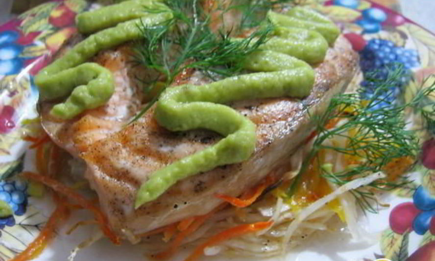 Рецепт семги на овощной подушке с кремом из авокадо