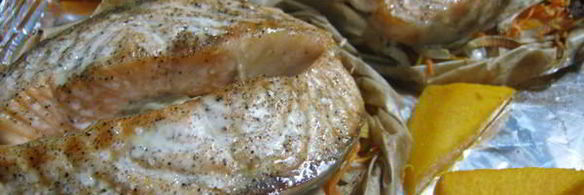 семга на овощной подушке с кремом из авокадо