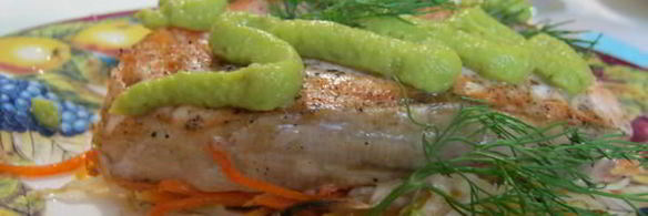 семга на овощной подушке с кремом из авокадо