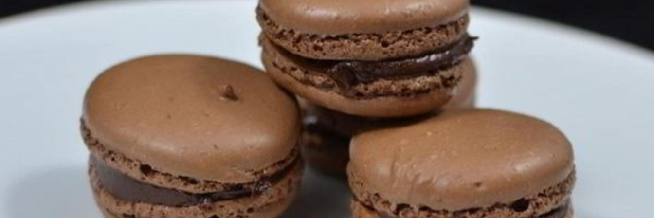 Шоколадные макаруны с шоколадным кремом