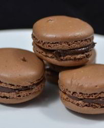 Шоколадные макаруны с шоколадным кремом