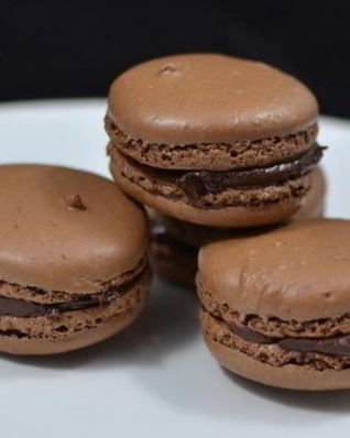 Шоколадные макаруны с шоколадным кремом