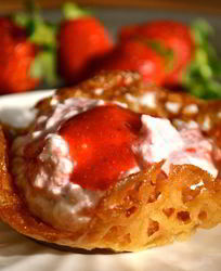 Сладкие корзинки с творожным кремом и клубникой