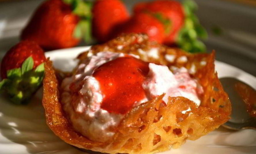 Рецепт сладких корзинок с творожным кремом и клубникой