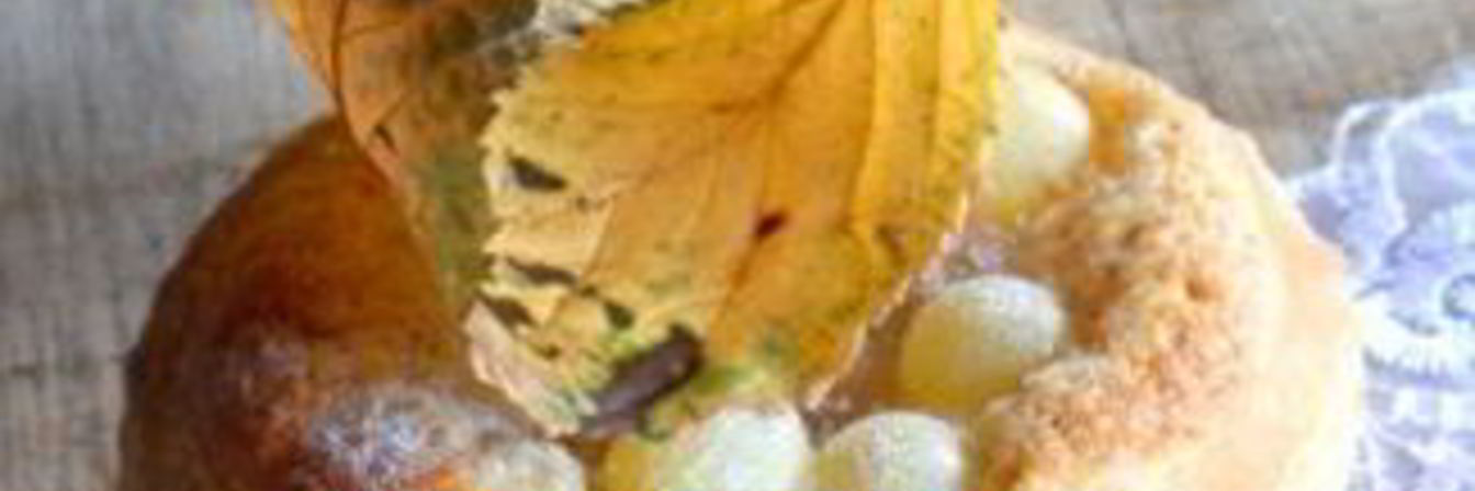 Слоеные корзинки с виноградом и миндальным кремом