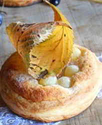 Слоеные корзинки с виноградом и миндальным кремом