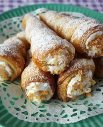 Слоеные трубочки с посыпкой и белковым кремом