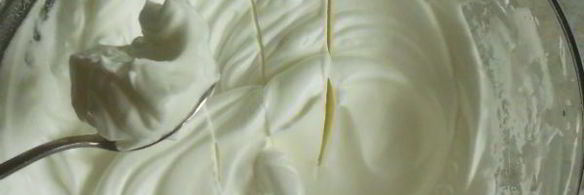 слоеные трубочки с посыпкой и белковым кремом