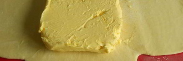 слоеные трубочки с посыпкой и белковым кремом