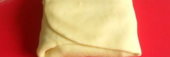 слоеные трубочки с посыпкой и белковым кремом