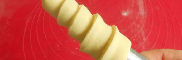 слоеные трубочки с посыпкой и белковым кремом