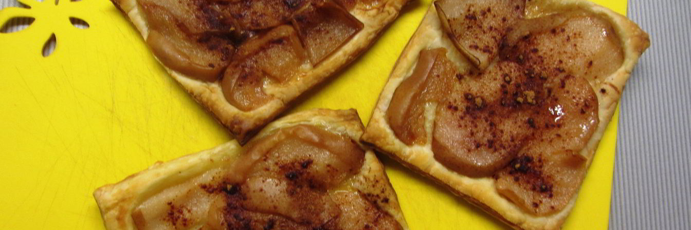 Слойка с консервированной грушей и заварным кремом