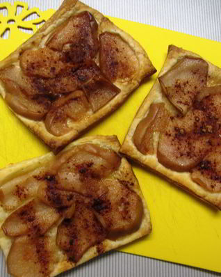 Слойка с консервированной грушей и заварным кремом